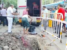 উত্তর কলকাতার কাশী বোস লেনে রাস্তা খুঁড়তেই উদ্ধার মহিলার পচাগলা দেহ
