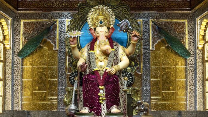 'লালবাগছা রাজা'-র সামনে নতমস্তক ধনকুবের শিল্পপতি থেকে বলিউডের সেলেব