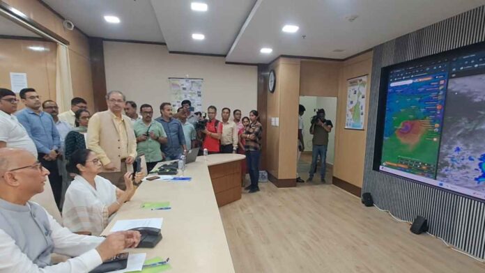 mamata control r ঘূর্ণিঝড় ‘দানা’র গতিবিধি নজরে রাখতে নবান্নের কন্ট্রোল রুমে সারারাত মুখ্যমন্ত্রী