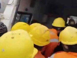 কুয়ো থেকে উদ্ধার করে নিয়ে যাওয়া হচ্ছে হাসপাতালে