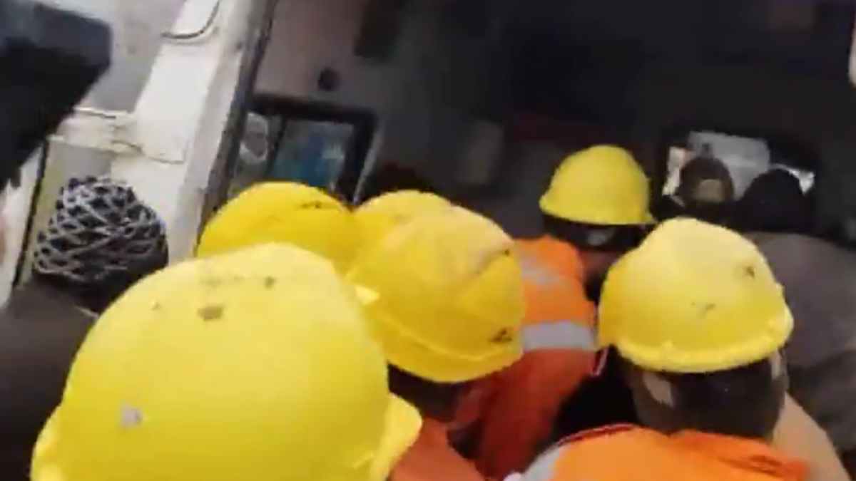 child rescue কুয়ো থেকে উদ্ধার করে নিয়ে যাওয়া হচ্ছে হাসপাতালে